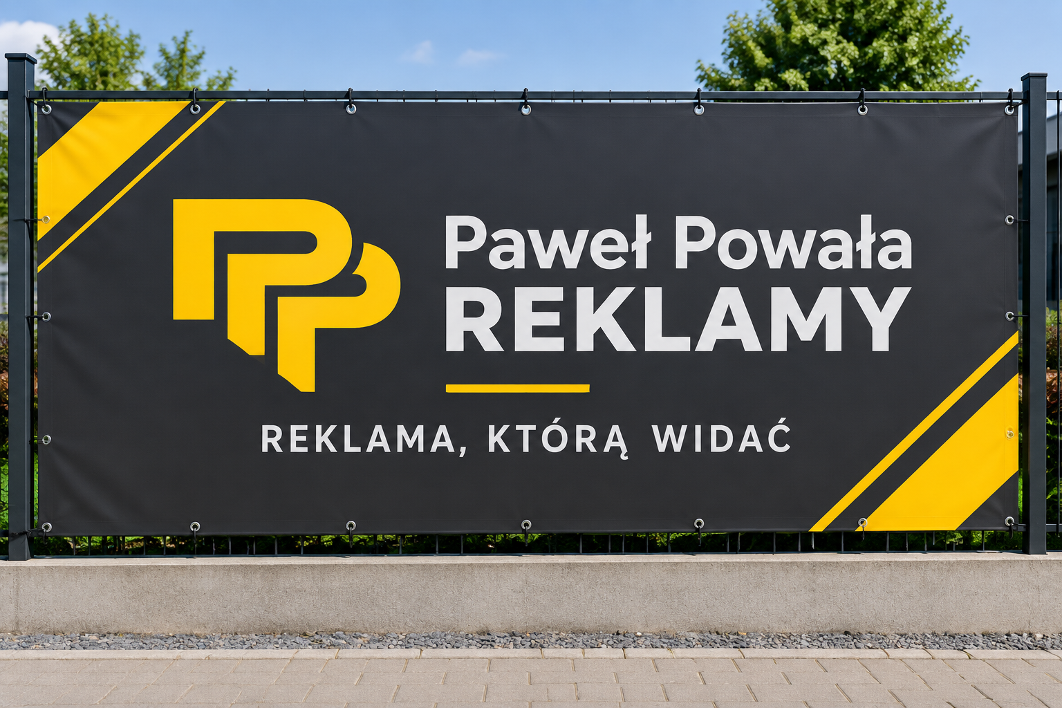 Duży baner reklamowy zawieszony na ogrodzeniu